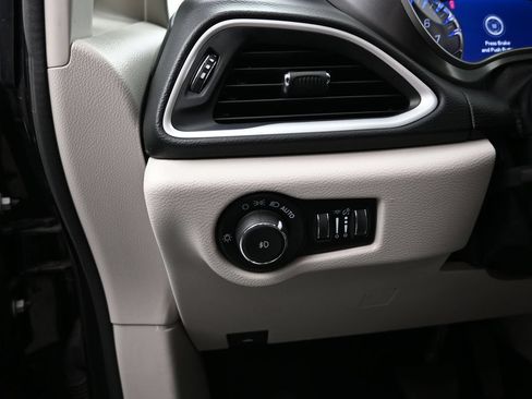 Certified 2023 Chrysler Pacifica Touring-L FWD image 13