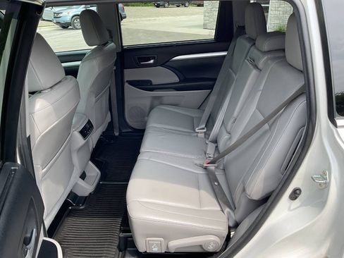Used 2016 Toyota Highlander XLE AWD/4WD image 30