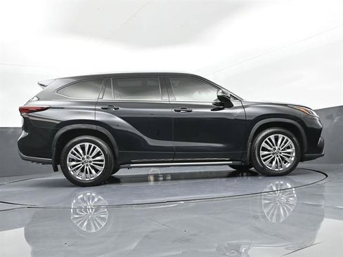 Certified 2024 Toyota Highlander Platinum FWD image 37