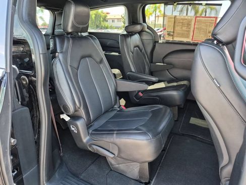 Used 2025 Chrysler Pacifica Select FWD image 29