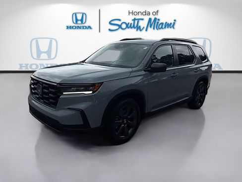 Certified 2024 Honda Pilot Sport image 3