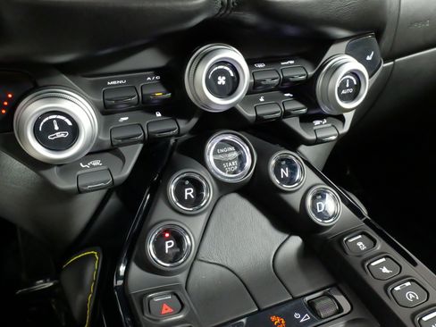 Used 2019 Aston Martin V8 Vantage Coupe RWD image 60