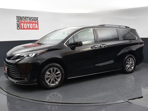 Used 2025 Toyota Sienna XLE w/ XLE Plus Package AWD/4WD image 8
