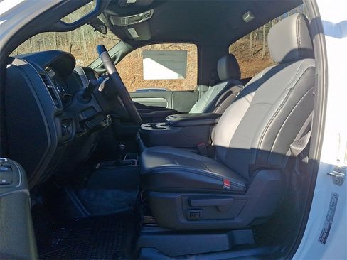 Used 2024 RAM 2500 Tradesman w/ Chrome Appearance Group image 12