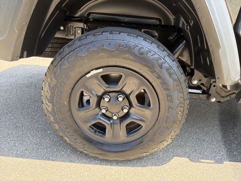 Used 2025 Jeep Gladiator Sport AWD/4WD image 17