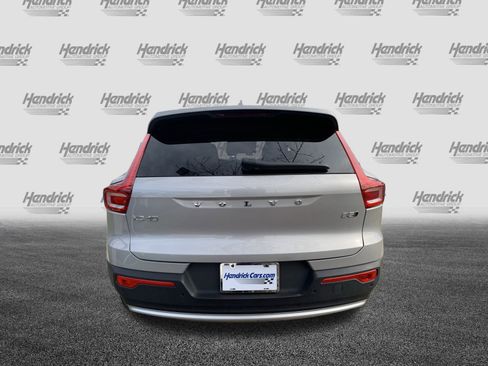 Used 2025 Volvo XC40 B5 Core image 9