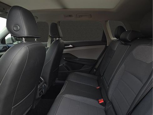 Used 2022 Volkswagen Taos SE w/ Panoramic Sunroof Package FWD image 9