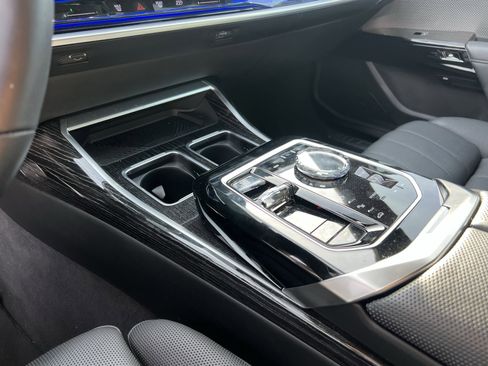 Used 2023 BMW 740i w/ Executive Package image 27