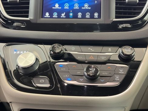 Used 2019 Chrysler Pacifica Touring-L image 25