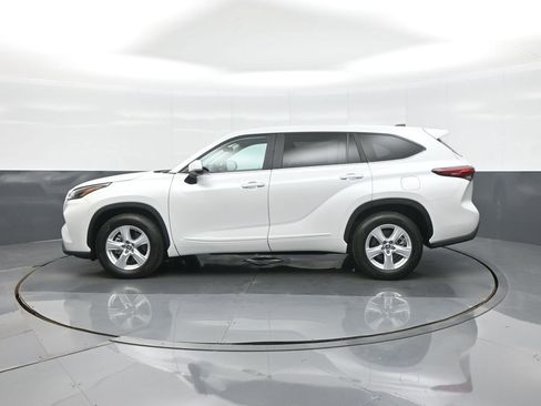 Used 2023 Toyota Highlander L FWD image 4