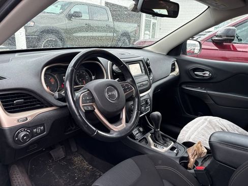 Used 2016 Jeep Cherokee Latitude FWD image 9