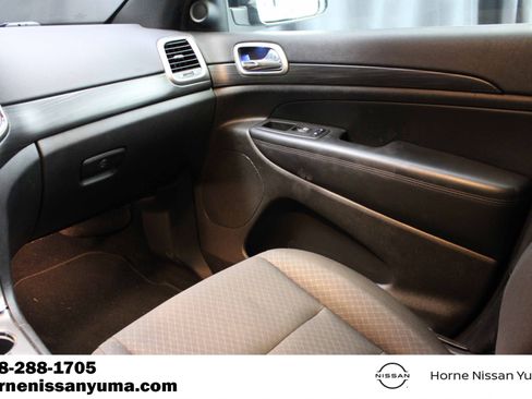 Used 2019 Jeep Grand Cherokee Laredo AWD/4WD image 11