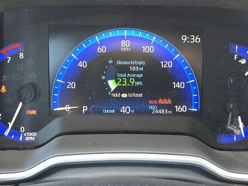 Certified 2022 Toyota Corolla Cross XLE image 28