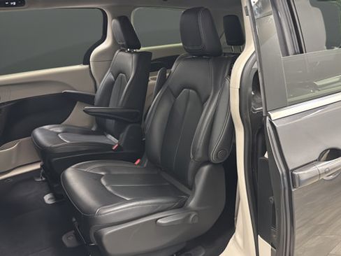 Used 2022 Chrysler Pacifica Touring-L FWD image 21