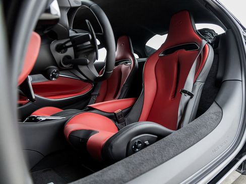 Used 2025 McLaren Artura image 25