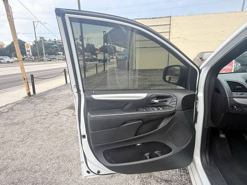 Used 2016 Dodge Grand Caravan SXT w/ UConnect Hands-Free Group FWD image 10