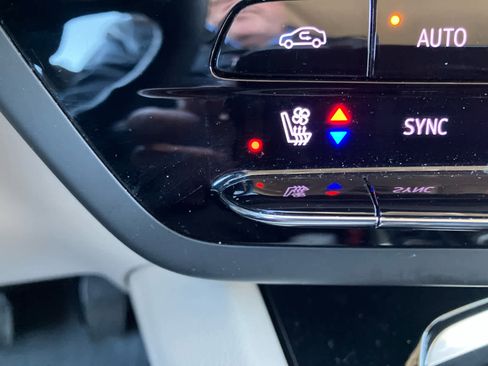 Used 2023 Buick Envision Avenir image 31