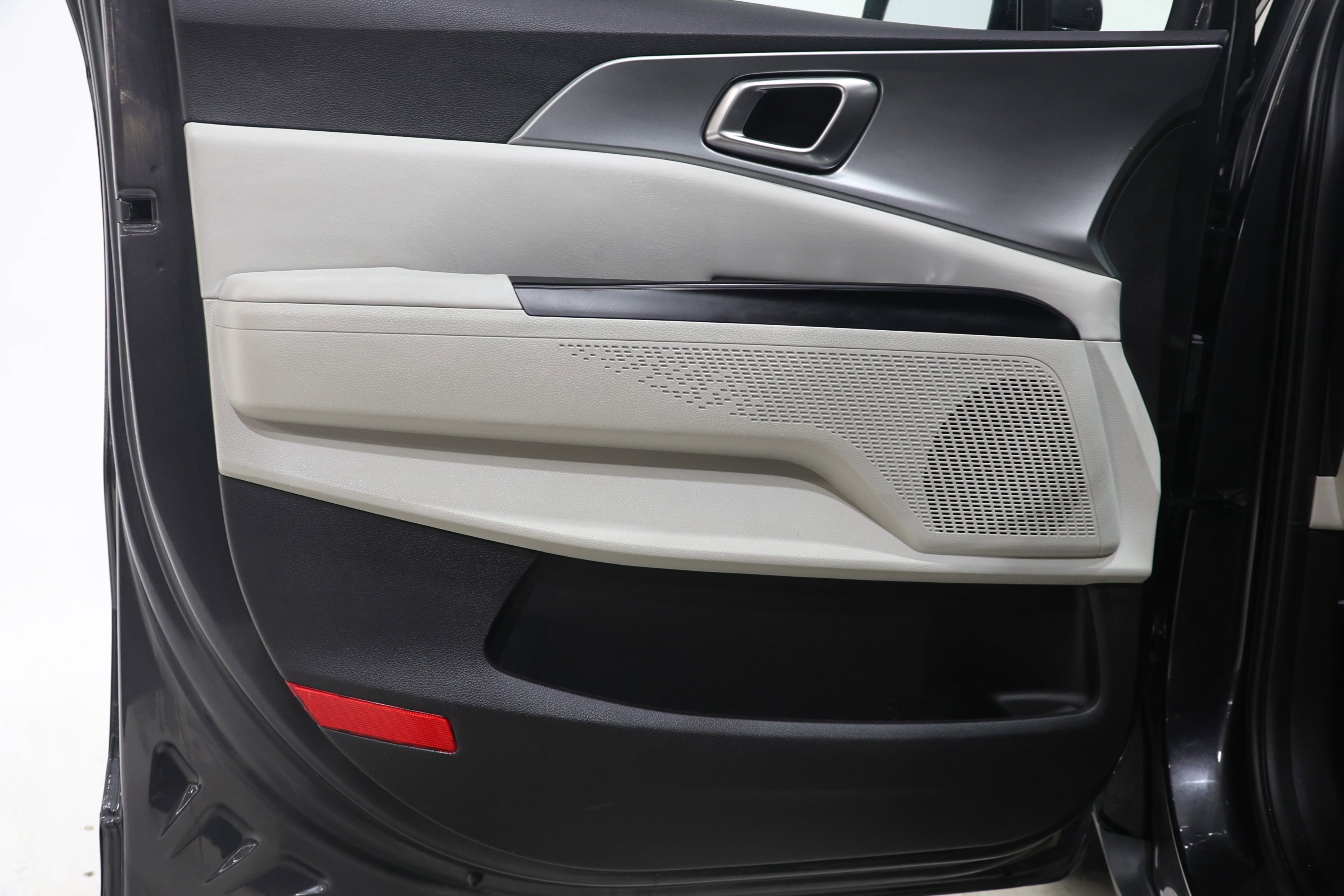 Used 2022 Kia Carnival LX FWD image 18