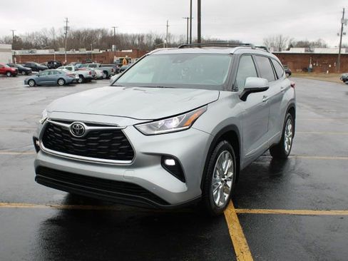Used 2023 Toyota Highlander Limited image 2