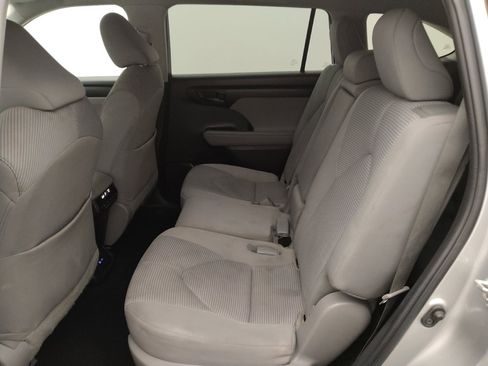 Used 2022 Toyota Highlander L FWD image 18