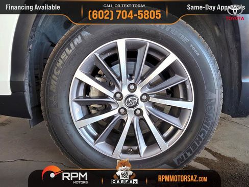 Used 2017 Toyota Highlander XLE w/ Carpet Mat Package FWD image 29