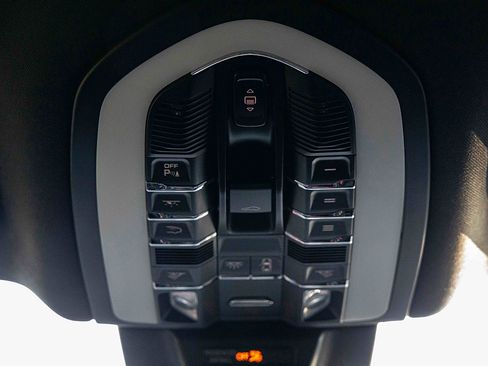 Used 2022 Porsche Macan image 17