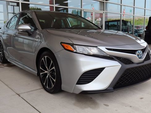 Used 2020 Toyota Camry SE w/ Sunroof Package FWD image 1