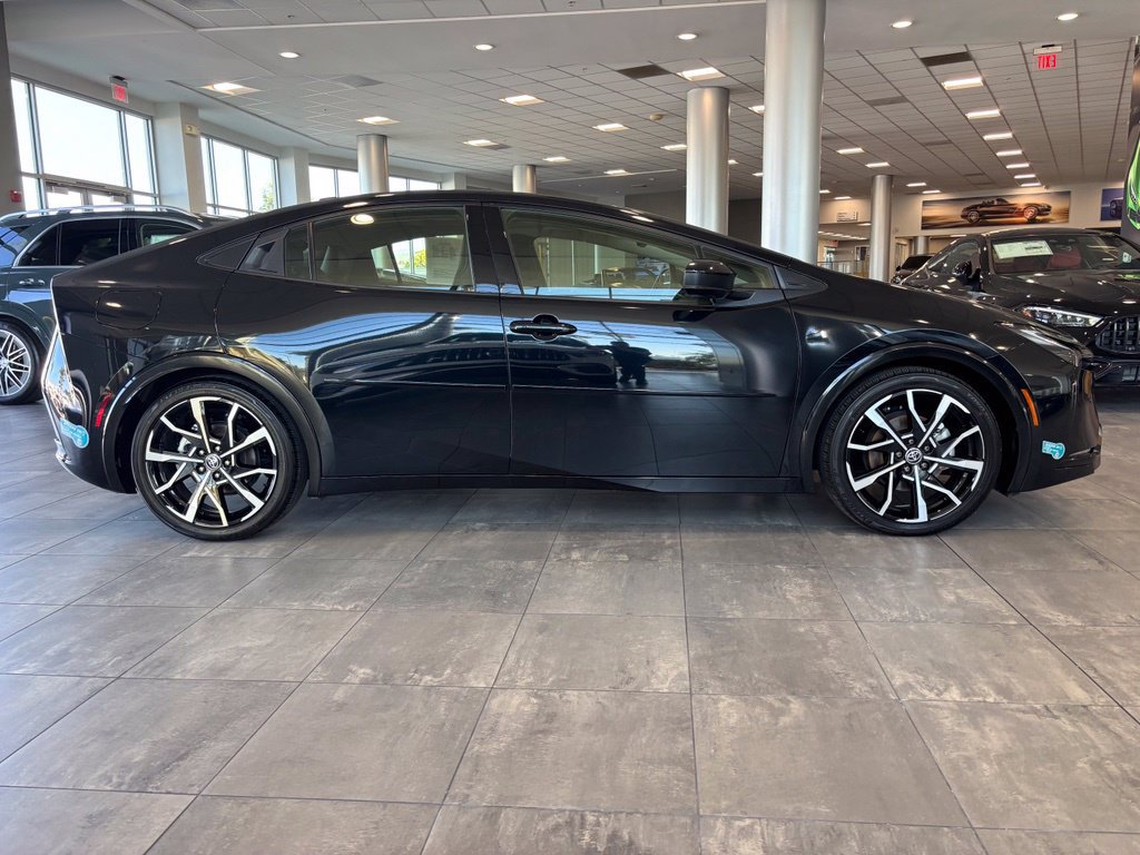 Used 2024 Toyota Prius Prime FWD image 3