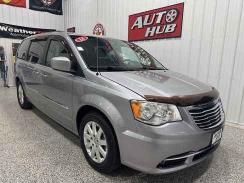 Used 2014 Chrysler Town & Country Touring image 4