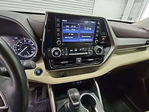 Used 2022 Toyota Highlander XLE image 13