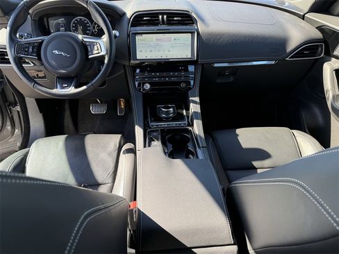 Used 2018 Jaguar F-PACE S image 24
