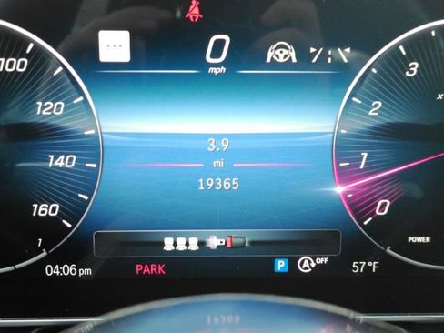 Used 2024 Mercedes-Benz GLC 300 SUV w/ Driver Assistance Package image 39