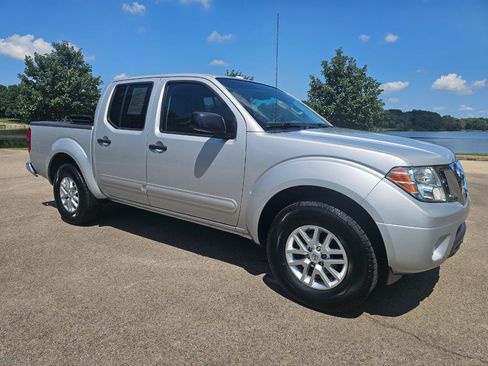 Used 2015 Nissan Frontier SV w/ SV Value Truck Package RWD image 2
