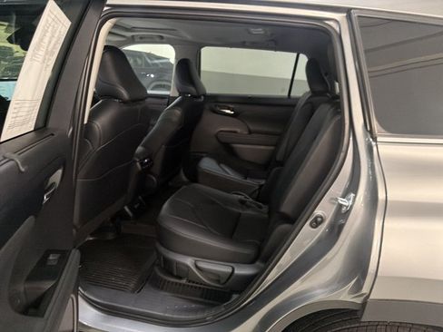 Used 2026 Toyota Highlander XLE AWD/4WD image 8