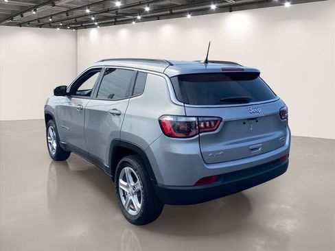 Used 2023 Jeep Compass Latitude w/ Convenience Group AWD/4WD image 5