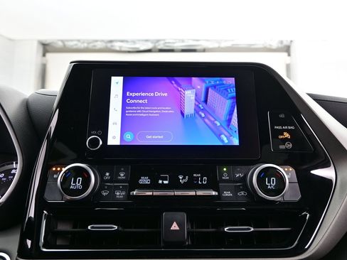 Used 2023 Toyota Highlander XLE AWD/4WD image 21