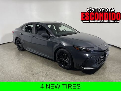 Used 2025 Toyota Camry SE FWD image 1
