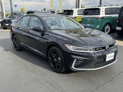 Used 2025 Volkswagen Jetta SE image 2