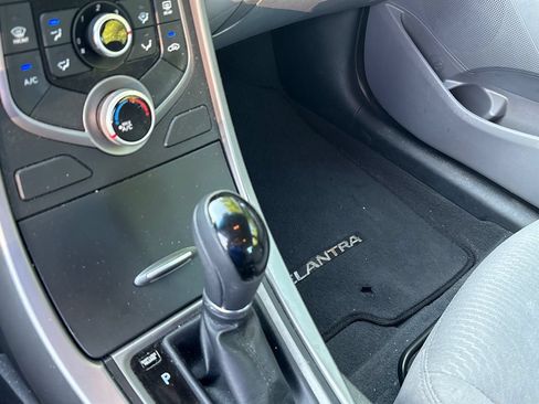 Used 2015 Hyundai Elantra SE FWD image 6