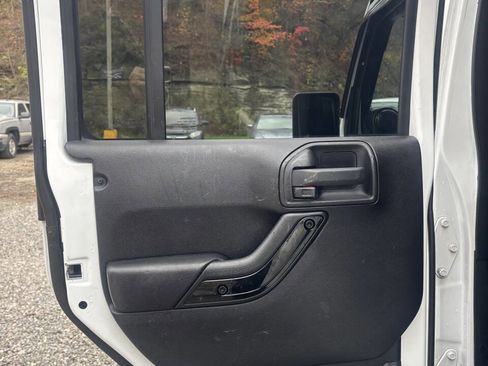 Used 2016 Jeep Wrangler Unlimited Sahara image 19
