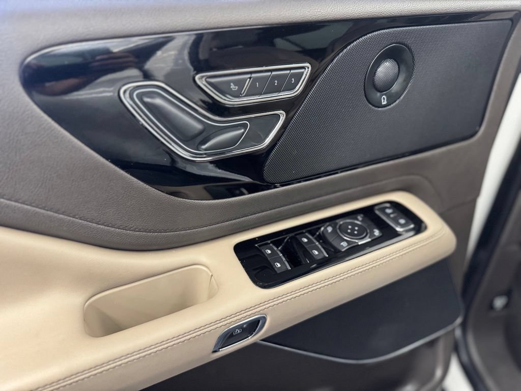 Used 2022 Lincoln Aviator Reserve w/ Elements Package Plus AWD/4WD image 12