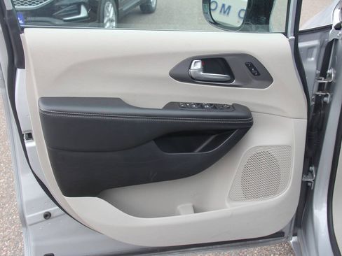 Used 2024 Chrysler Pacifica Touring-L FWD image 30