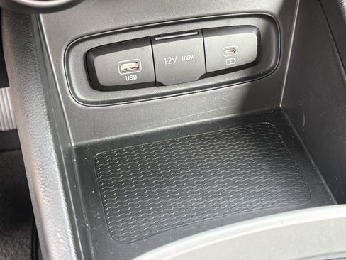 Used 2025 Hyundai Venue SEL FWD image 13