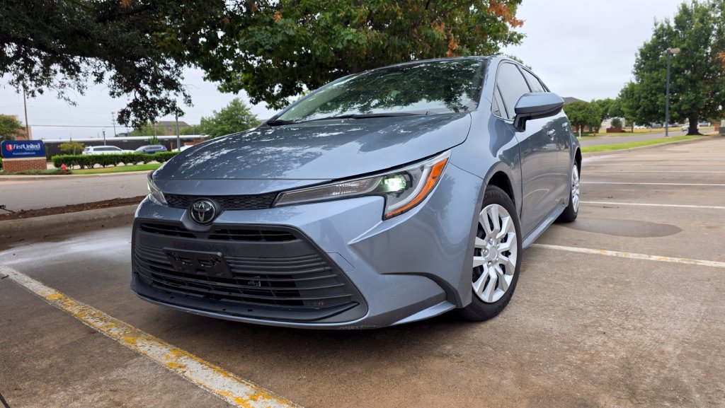 Used 2023 Toyota Corolla LE FWD image 3