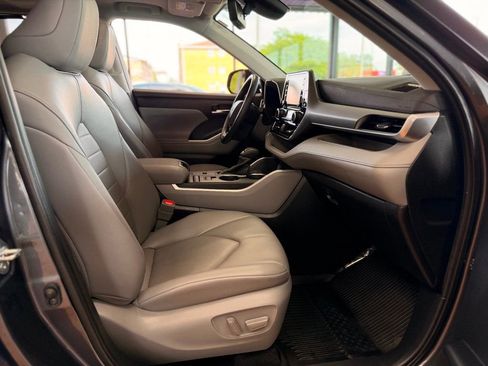 Used 2022 Toyota Highlander XLE FWD image 26