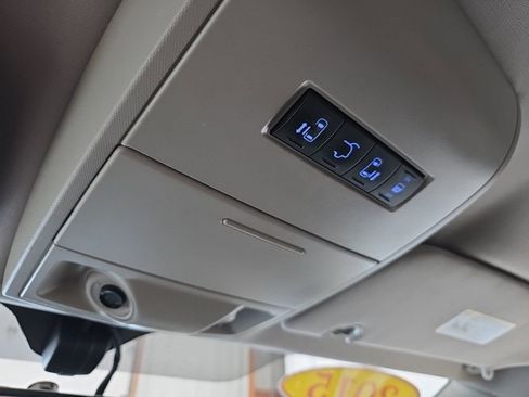 Used 2015 Chrysler Town & Country Touring-L w/ Driver Convenience Group image 23