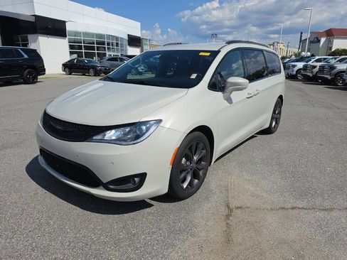 Used 2020 Chrysler Pacifica Touring-L w/ Advanced Safetytec Group FWD image 3
