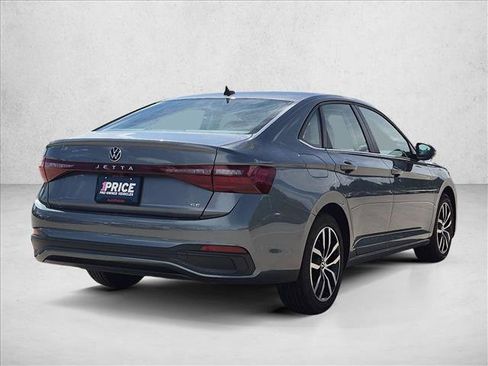 Used 2025 Volkswagen Jetta SE FWD image 5
