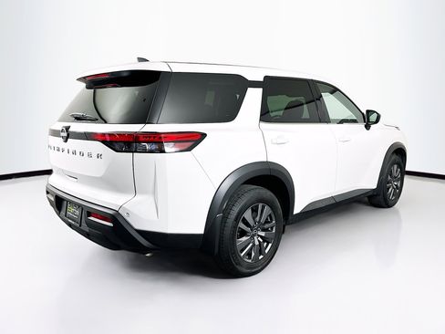 Used 2024 Nissan Pathfinder S image 9