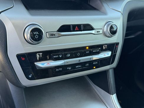 Used 2021 Ford Explorer XLT w/ Equipment Group 202A image 17